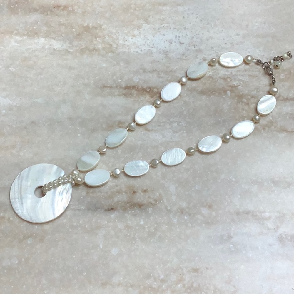 😍Shell Medallion Necklace😍 - Picture 1 of 11